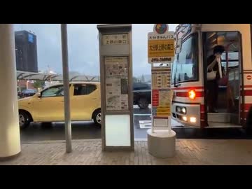 ホモと見る堂々とバス停に駐車するヨワマンヒトモドキ(弱者女性)