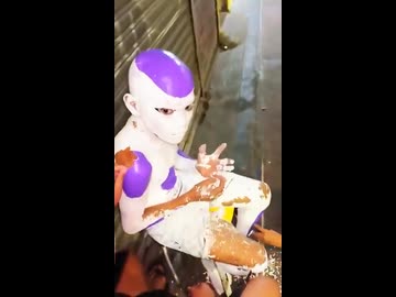 ホモと見る体にペンキを塗って取れなくなったコスプレイヤー