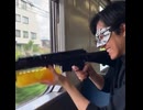 電車の窓から卵水鉄砲放ち山