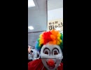 フリーハグの合間にストリートピアノに興じるアドリブピアノ弾きクラウン□