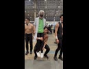 マッチョに持ち上げられる医療用メスの付喪神のコスプレをしている手練リク