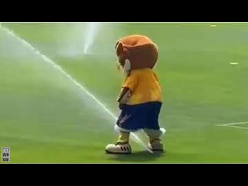ホモと見る噴水でおふざけしてしまうマスコット