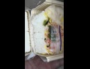 ローソンのカニカマほぐしのおてがるちらし寿司を切りました。　#ローソン　#ちらし寿司　#カニカマ