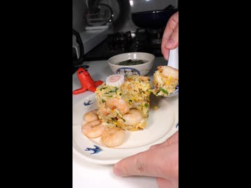 エビキューブチャーハンを食べる