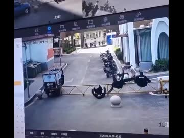 ホモと見る同時に転んだ3人警備員