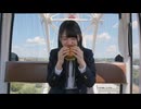 ハンバーガーを食べる女子高生