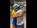 イケメンと情熱的なフリーハグをするイケメンハグピエロ□
