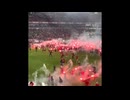 ホモと見るサポーターが乱入してめちゃくちゃになったサッカーの試合