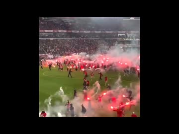 ホモと見るサポーターが乱入してめちゃくちゃになったサッカーの試合