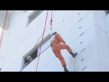 消防救助技術指導会に向けてビルの5階に相当する高さまではしご･ロープを使って登るなど災害現場想定の訓練