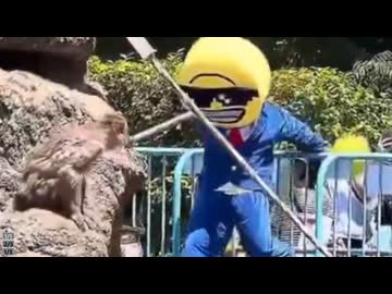 ホモと見るパンチ君がいるサル山に侵入する謎の着ぐるみ