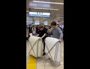 開發駅で布団叩きをするヒカセイ