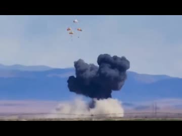 ホモと見る航空ショーで空中衝突した2台の戦闘機