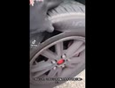 彼女に車のタイヤを切り裂かれ、男性が激昂