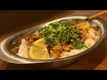 【タコライスより美味しい】カルニタス白米乗せパクチートッピングを食べる、妻のしもべ