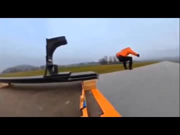 ホモと学ぶ時速80キロで走るトラックから時速80キロで飛び降りたらどうなるか