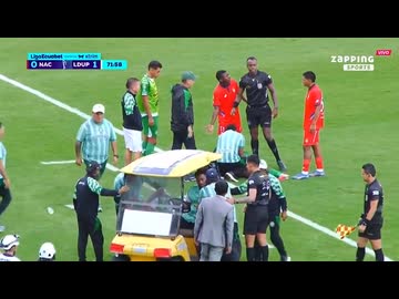 ホモと見る試合中選手にぶつかる医療支援用カート