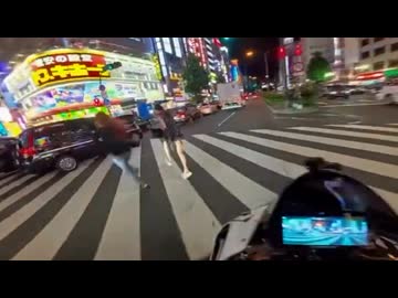 ホモと見るチンタラ歩く女にブチギレるバイク