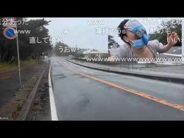 愛之助リポーターが道路状況の確認中、根元部分から倒壊した道路標識を発見