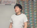 捻って調節するタイプのセンターマイクで漫談する人