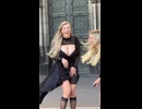 めくれる美女
