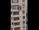 ホモと見る室外機を設置する3人組
