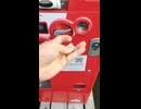 キコーナ茅ケ崎店の赤いコカ・コーラの自販機で、やかんの麦茶（野原しんのすけコラボバージョン）を小銭で購入