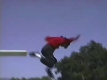飛び込み台から突き落とされるマイケル・ジャクソン