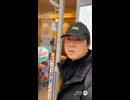 頼んでないのに…！ネコ型配膳ロボットの大群に襲撃される男