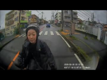 ホモと見るノーブレーキで車に突っ込むスクーター女