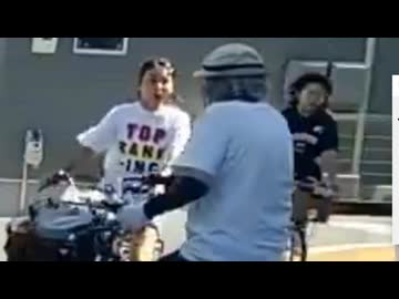 ホモと見るお爺ちゃんと衝突してたまげるメスガキ