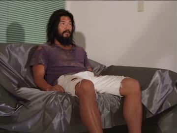 無人島から生還してインタビューを受ける先輩