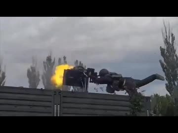ホモと見る発砲中に回転するロシアの回転式機関銃