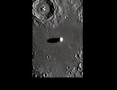 月面で謎の物体が何かを造っている映像