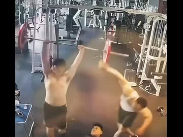 ホモと見るジムで調子に乗って報いを受けるビルダー