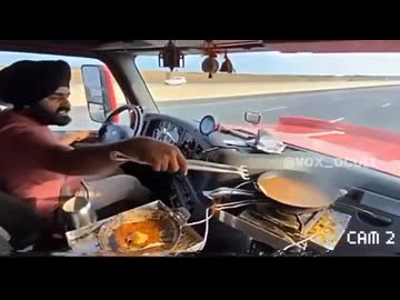 ホモと見る運転中に料理するインド人