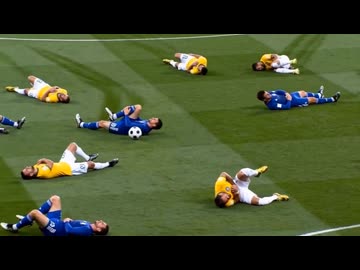 ホモと見るみんな痛そうに試合をするサッカー選手