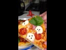 ネコだらけのピザを食べる
