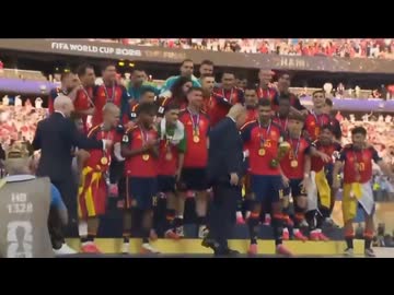 ホモと見るスペインの集合写真に混ざろうとするトランプ大統領