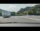 高速のSAかPAに設置されたエイリアン2のセントリーガンが、入って来る車とバイクとエイリアンを狙う様子