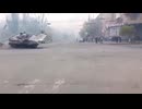 ホモと見るバリケードを戦車で突破するウクライナ軍の新最高司令官