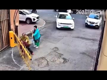 ホモと見る上に開くゲートを前に押して破壊する中国人