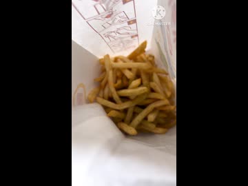 8月13日 マクドのポテトをシャカシャカする