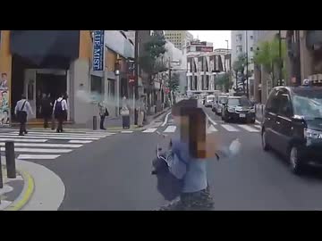 ホモと見るノールックで急に飛び出てくる女