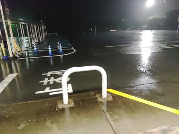 台風並みの大雨112回目の停止 The 112th rain stop 第112次雨停 傘ささずに帰宅