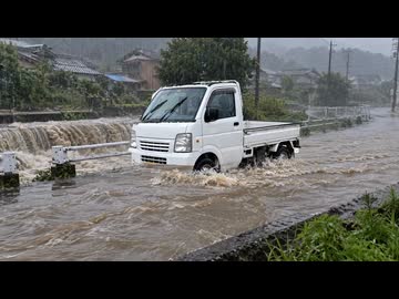 ホモと見るAIが作った洪水で流される車