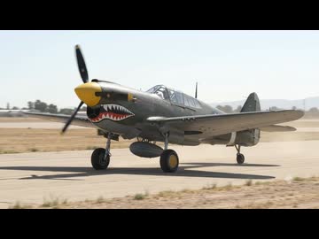 P-40が滑走して飛び立っていく