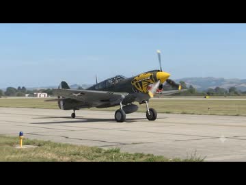 P-40が滑走して飛び立っていく。機首の絵は虎の顔