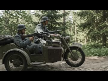 森の道をBMWのサイドカーが走っていく