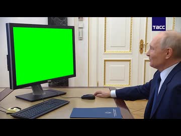 モニターを見るプーチン大統領GB